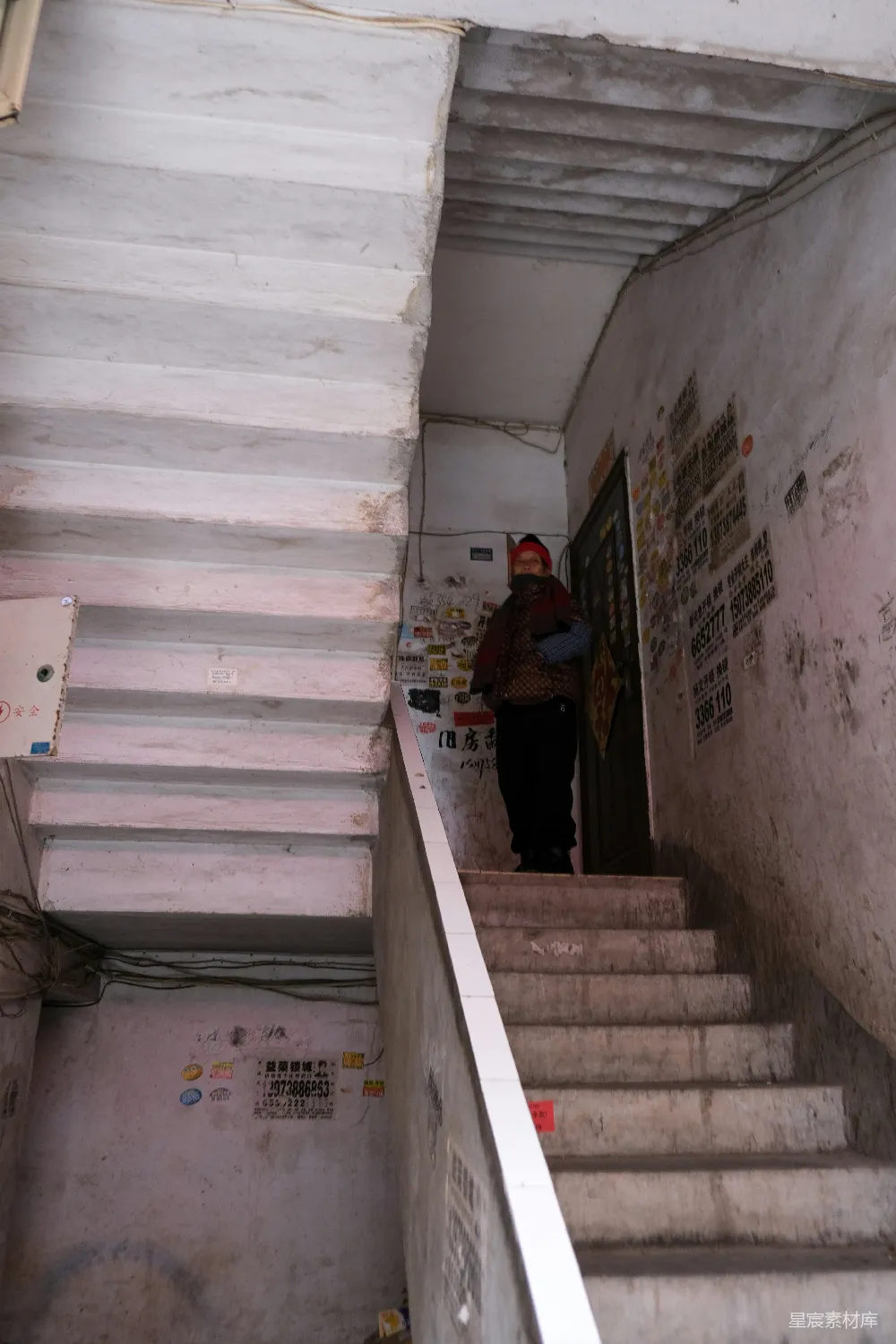 高清摄影  一个人正在一幢建筑的混凝土楼梯上行走。