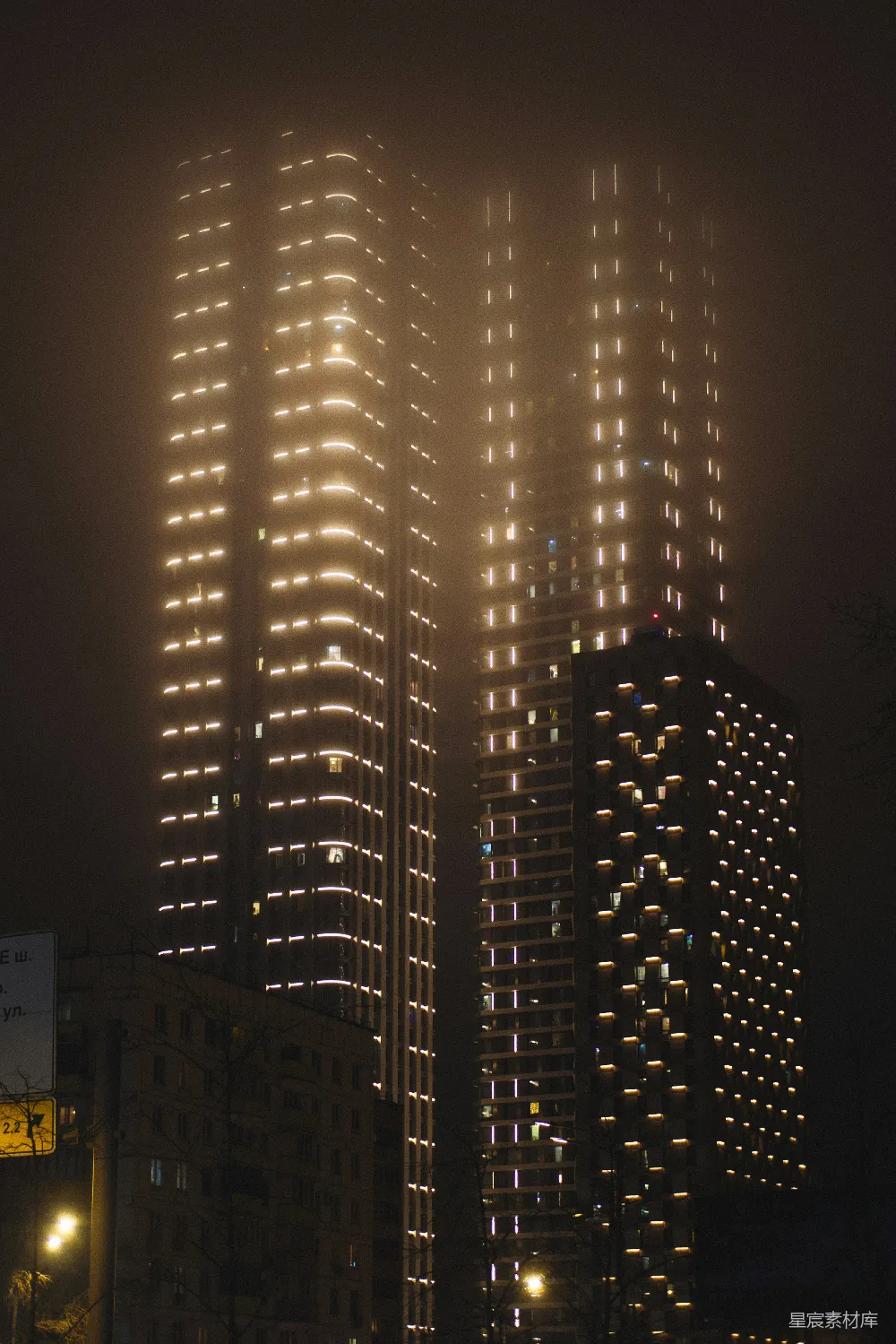 高清摄影  夜晚大雾中灯火通明的高楼大厦