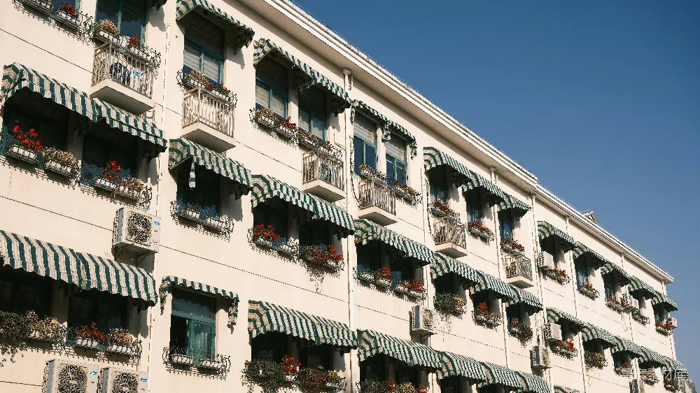高清摄影  带有许多窗户和遮阳篷的建筑外立面