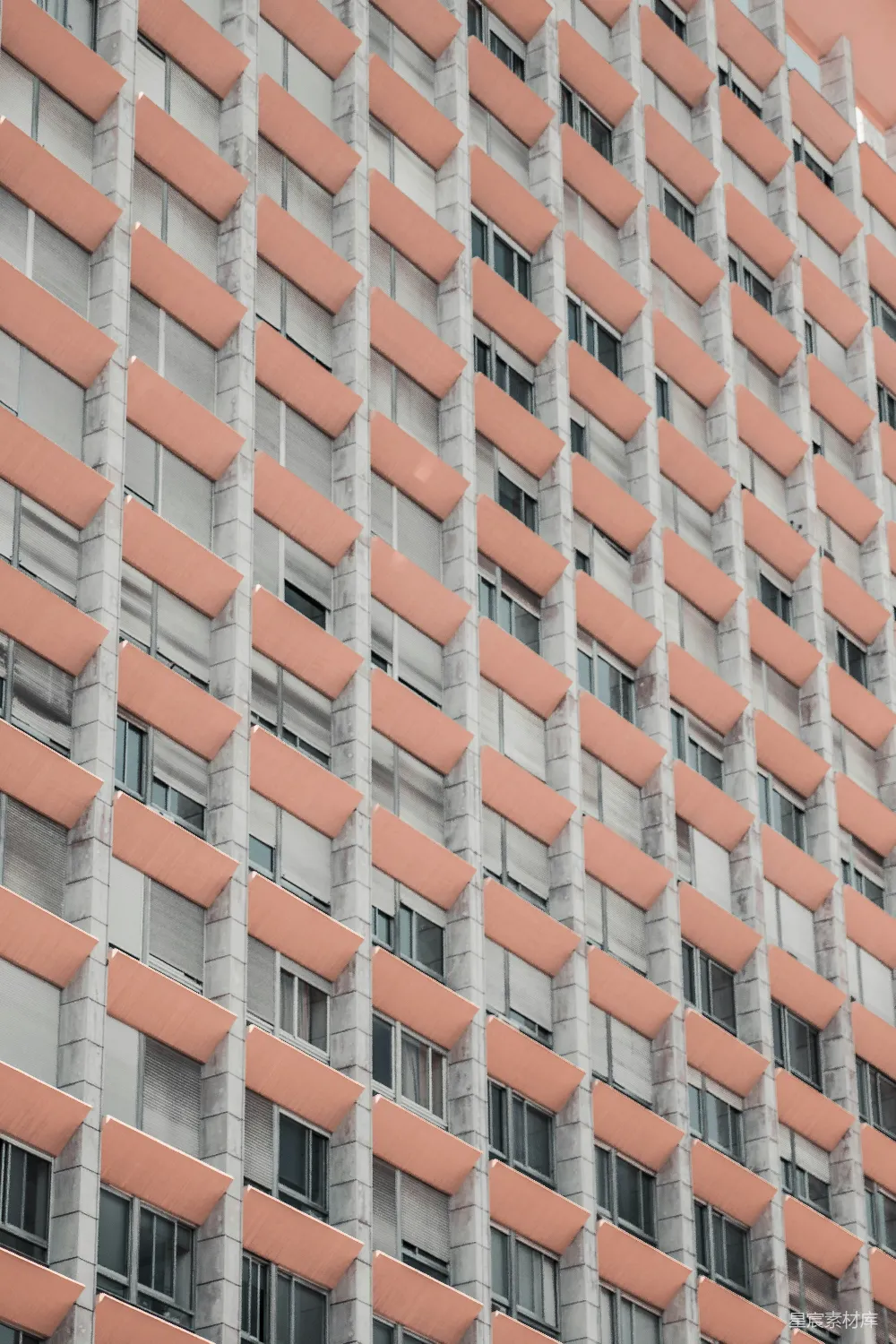 高清摄影  现代建筑外墙，带有重复的窗户和阳台。
