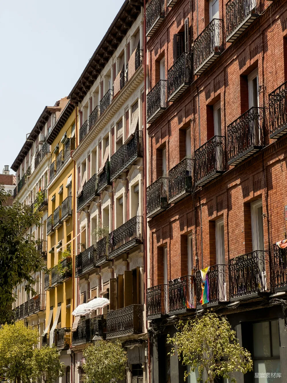 高清摄影  色彩斑斓的欧洲城市街道，周围是历史悠久的建筑和阳台。