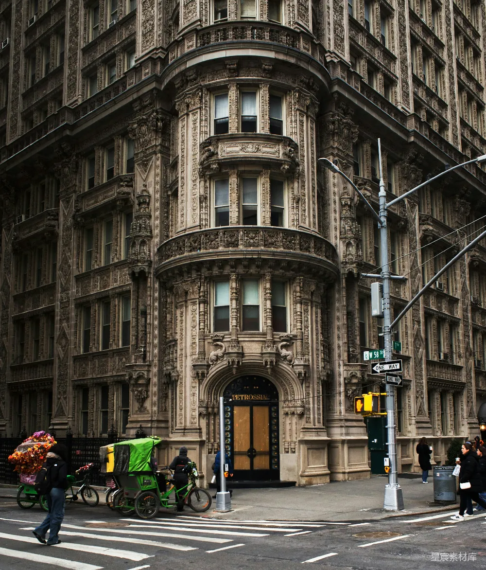 高清摄影  装饰华丽的建筑外立面，街角处人来人往。