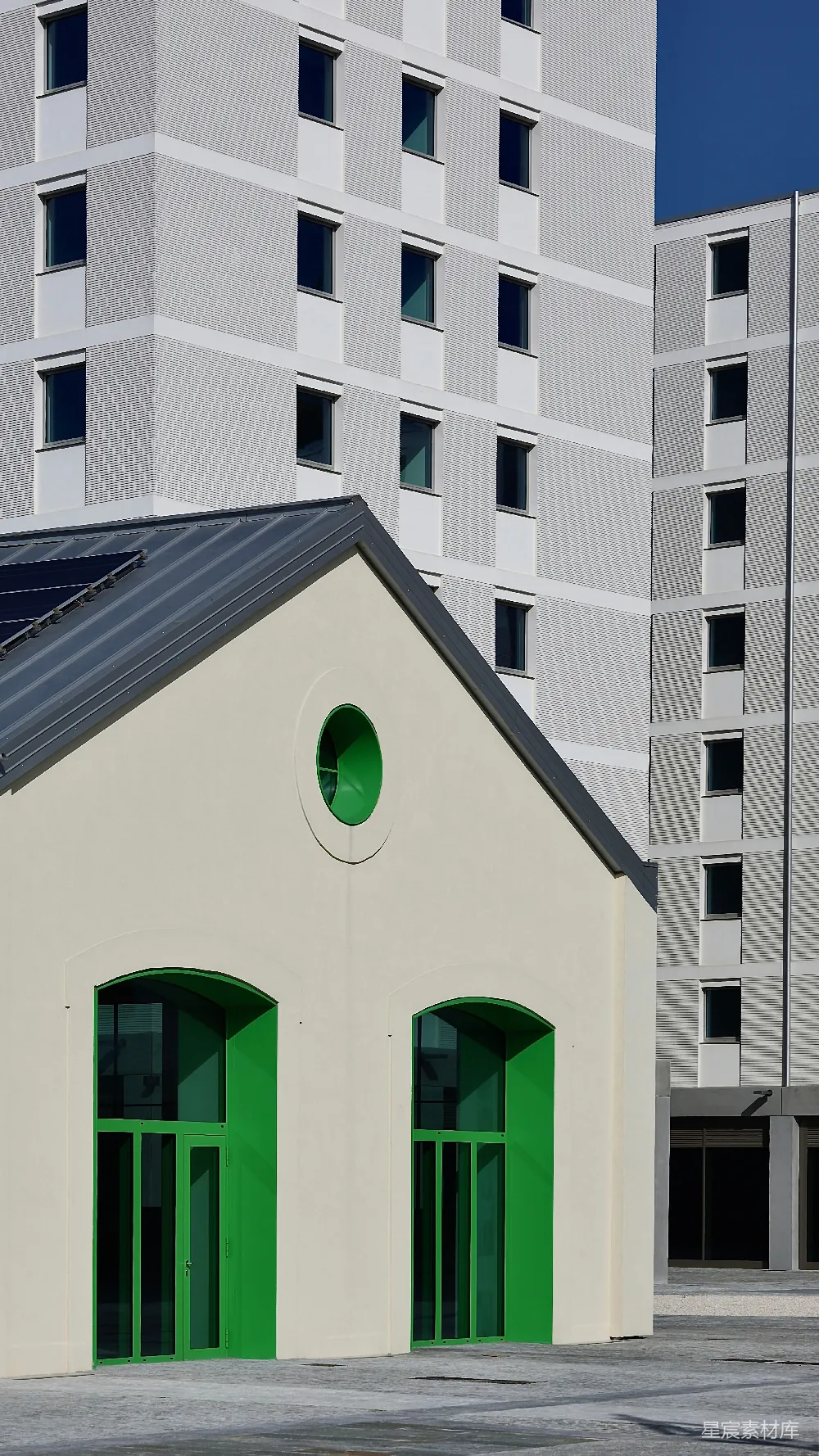 高清摄影  现代建筑具有对比鲜明的建筑风格和绿色点缀。