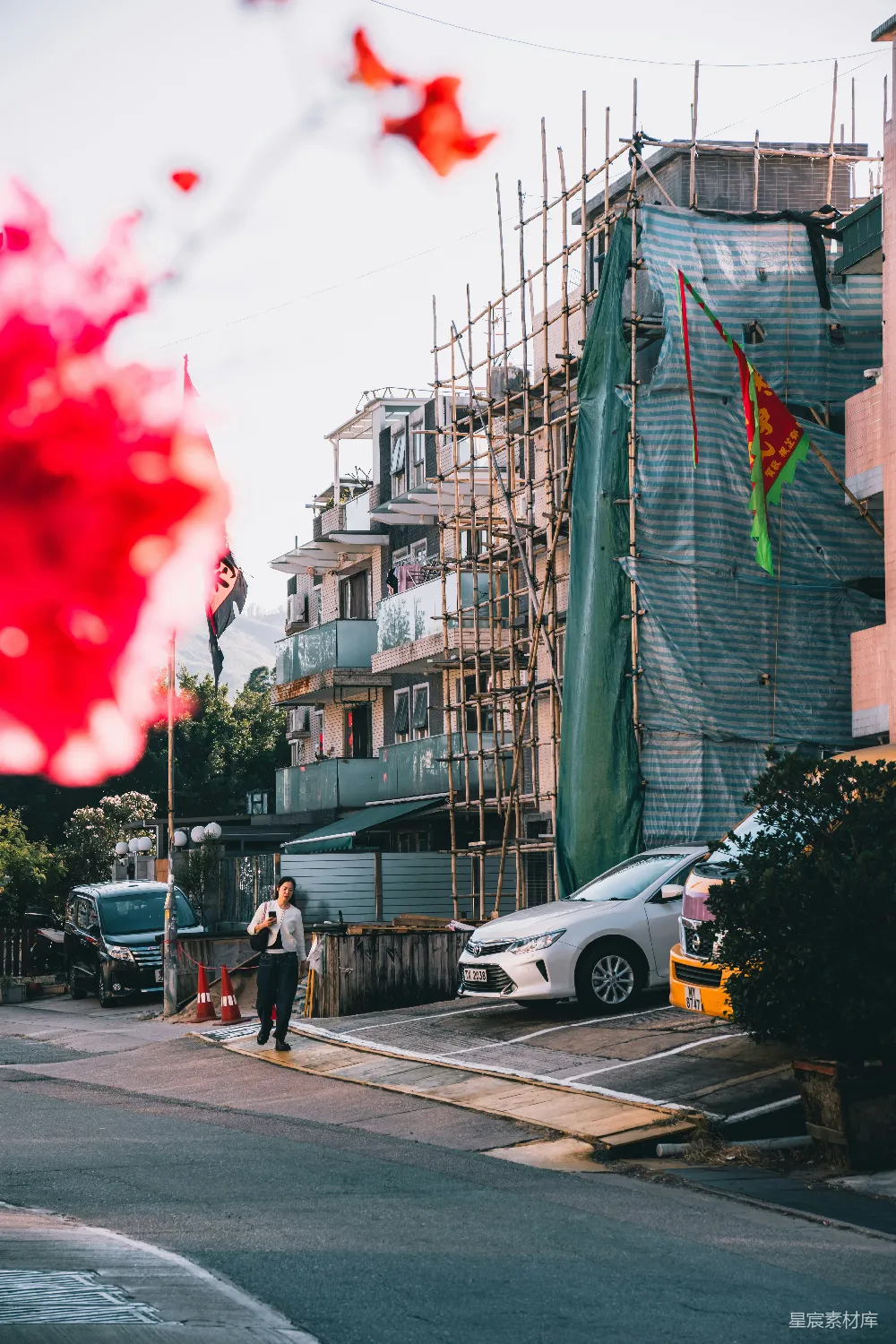高清摄影  正在建设中的建筑物，一个人走过。