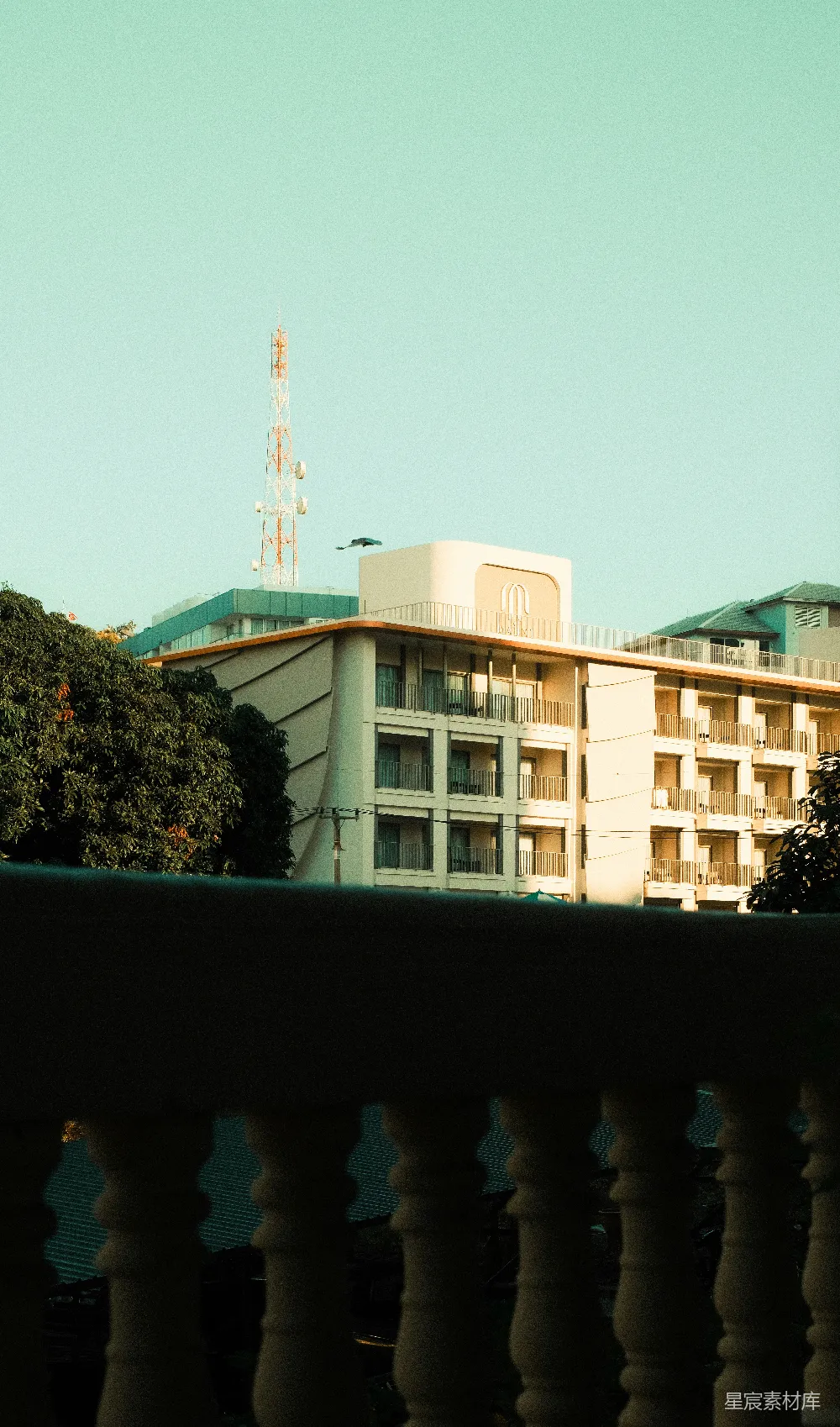 高清摄影  现代建筑在清澈的天空下，有阳台。