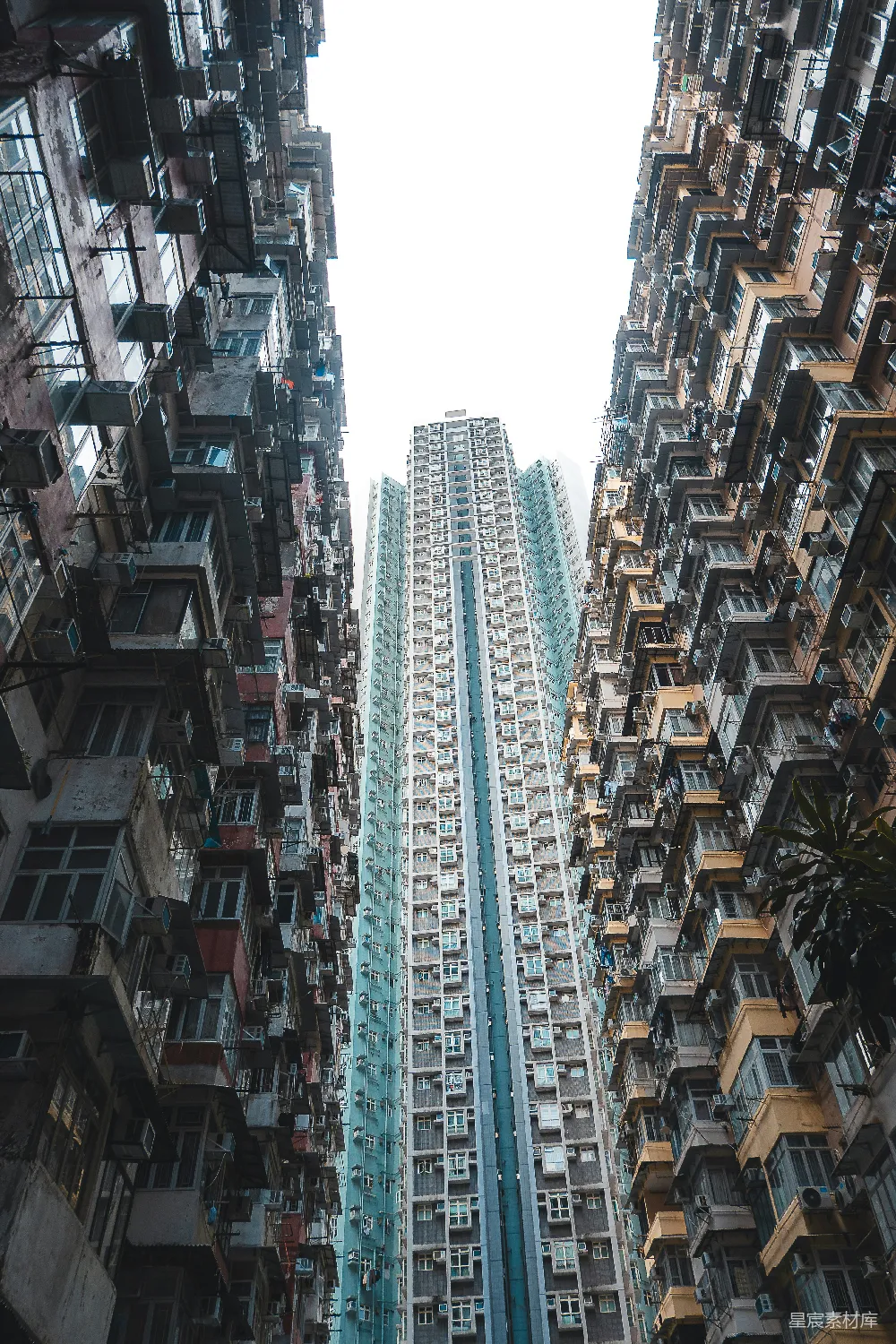 高清摄影  有许多窗户和空调的高楼大厦