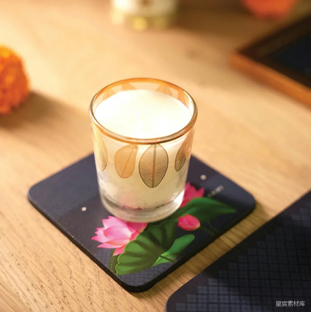 高清摄影  一杯牛奶放在隔热垫上。