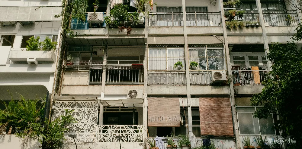 高清摄影  公寓楼的阳台上有植物和空调。