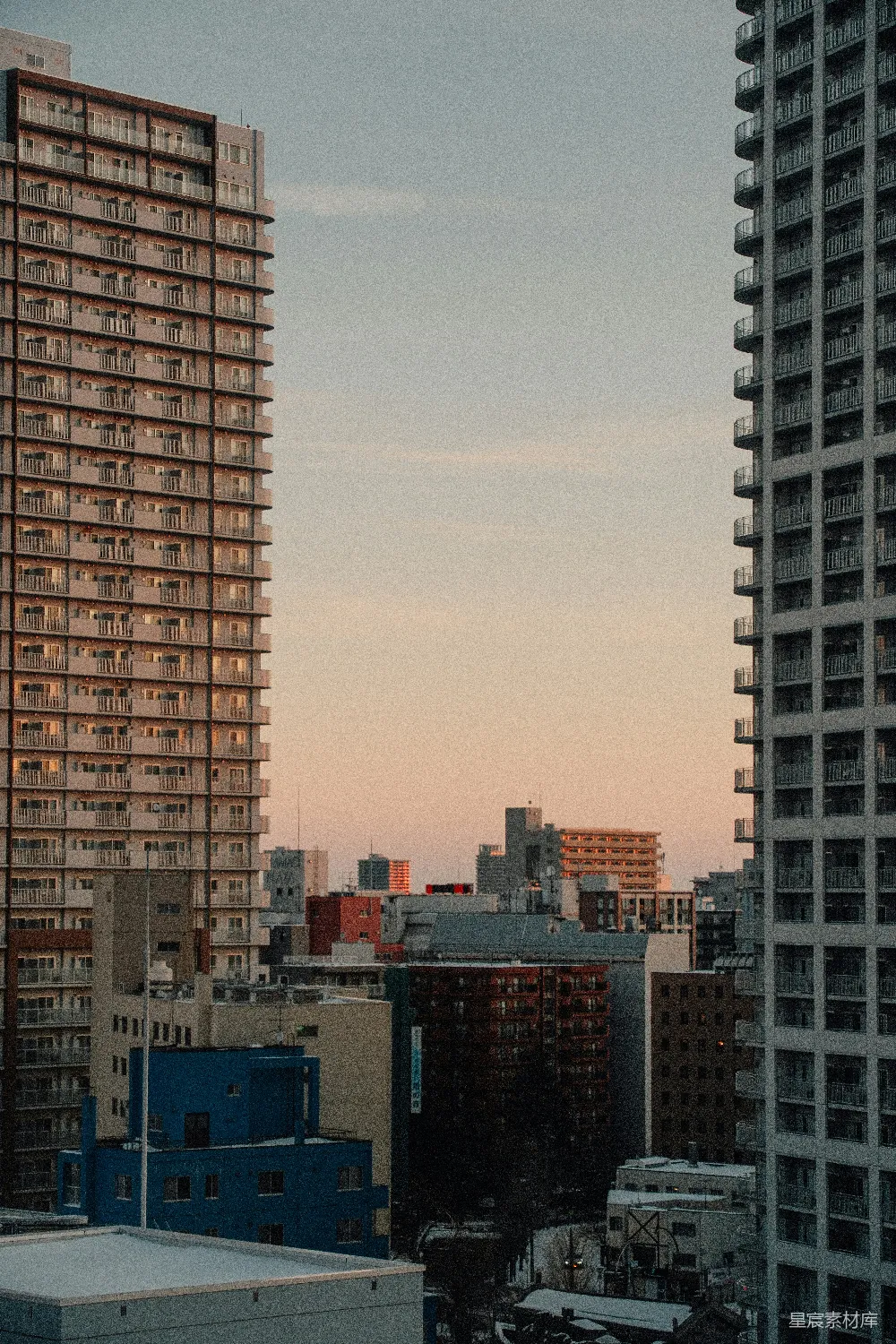 高清摄影  公寓楼在柔和的夕阳背景下。
