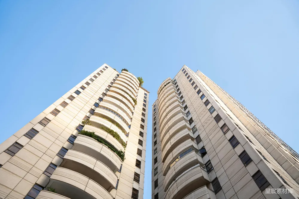 高清摄影  两栋高大的现代化建筑在清澈的蓝天背景下。