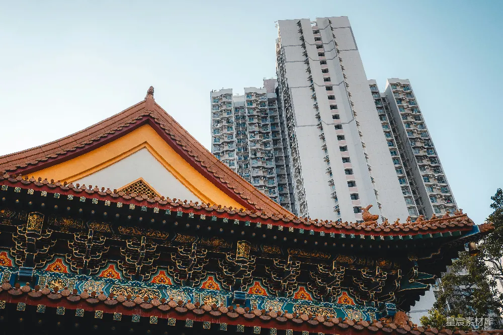 高清摄影  传统寺庙屋顶与现代高层建筑对比