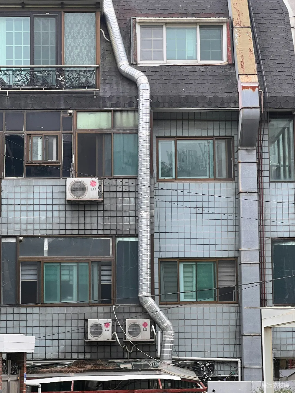 高清摄影  带有管道和窗户的建筑外墙