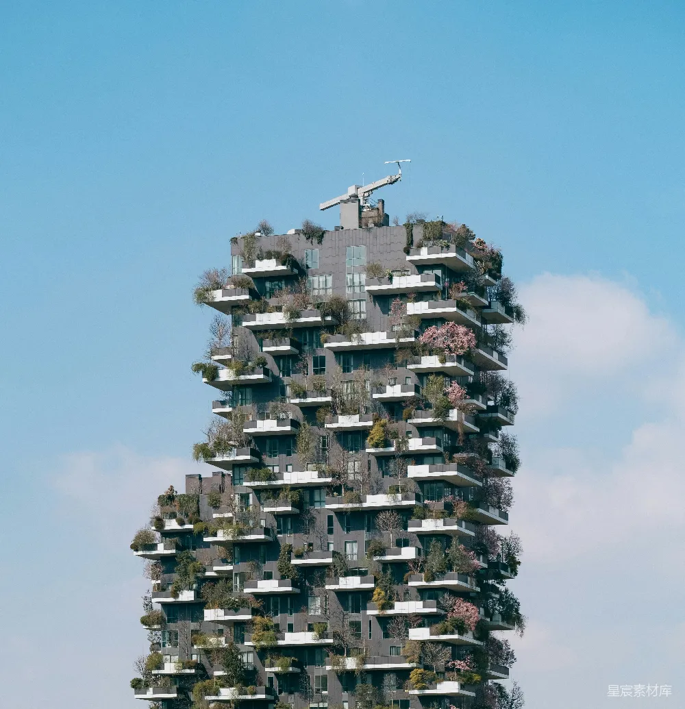 高清摄影  一座非常高大的建筑，有许多窗户和阳台。