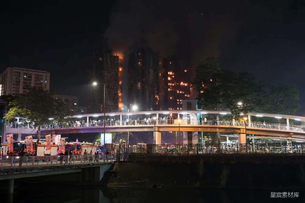 高清摄影  夜间起火，现场有紧急服务人员在场。