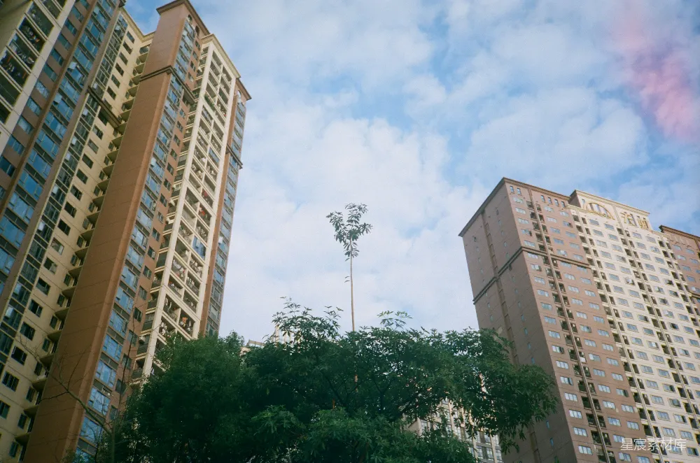 高清摄影 电影 高耸的公寓楼在阴云密布的天空下。