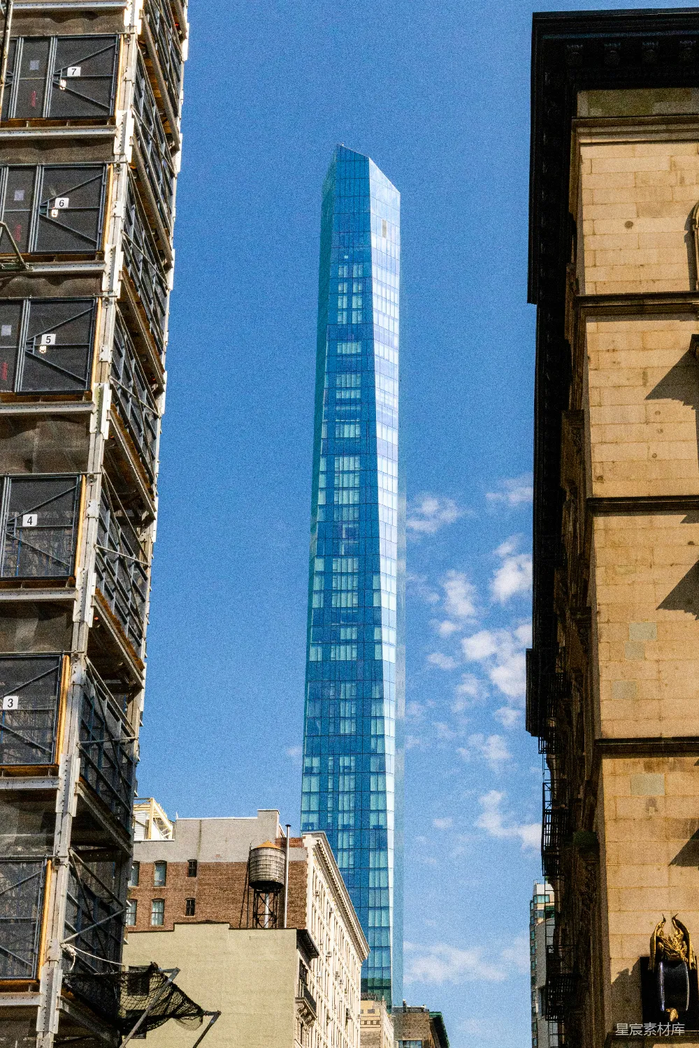 高清摄影  高大的蓝色摩天大楼矗立在老旧建筑之间