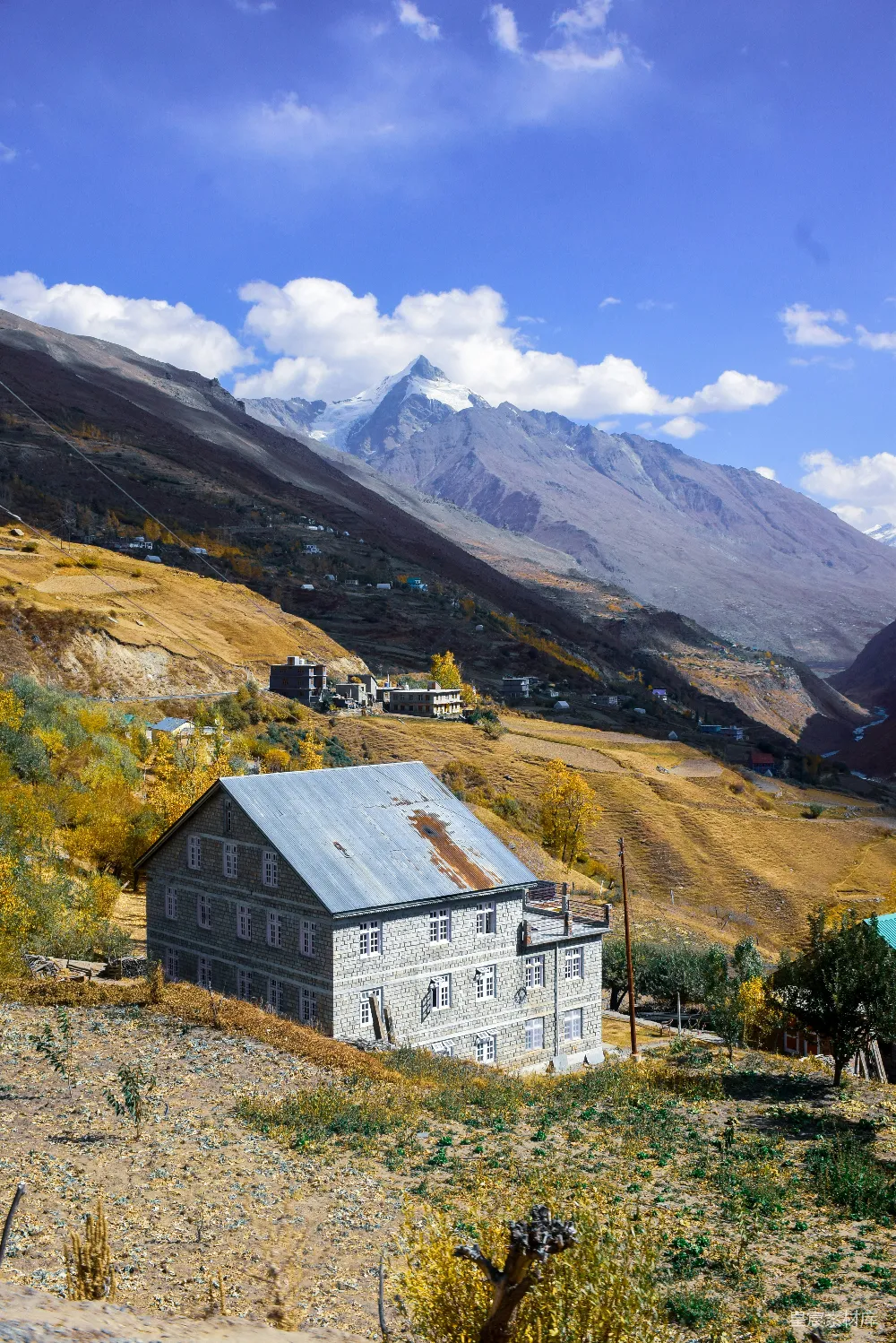 高清摄影 旅行 山间谷地中的石屋，秋季树叶环绕。