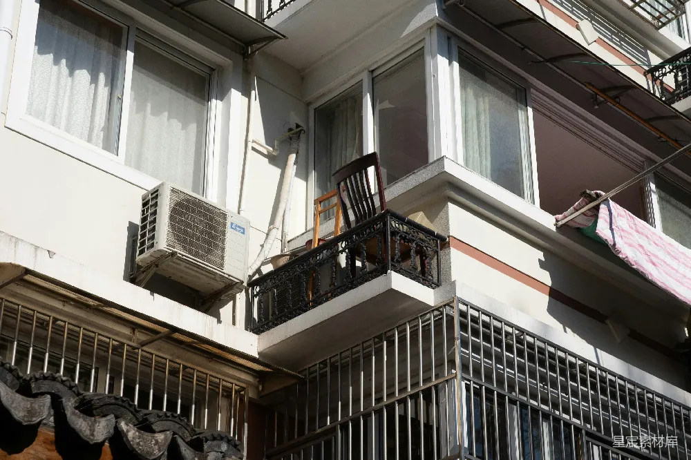 高清摄影  空调单元安装在建筑物外墙上。
