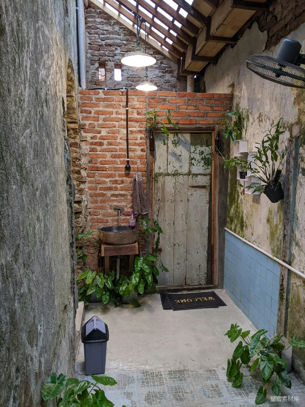 高清摄影  一座砖砌的建筑，带有水槽和一扇门。