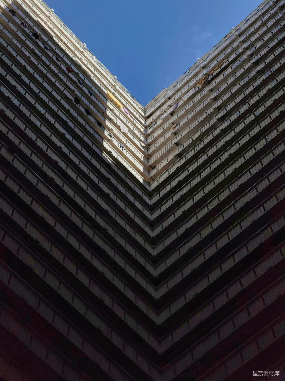 高清摄影  仰望蓝天下的V型建筑