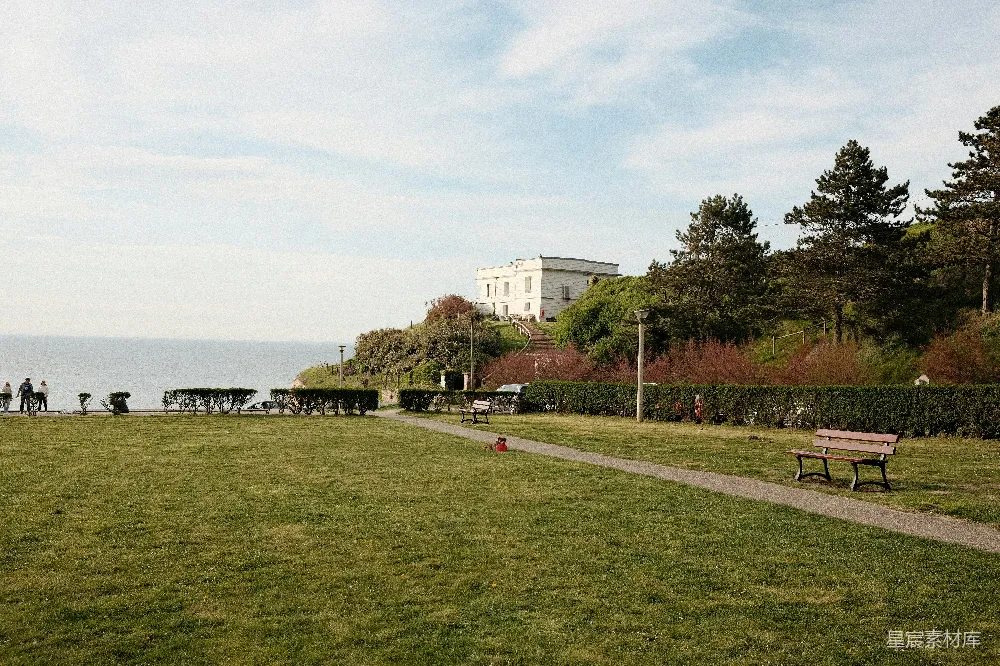 高清摄影  海滨公园，山上建筑俯瞰海洋
