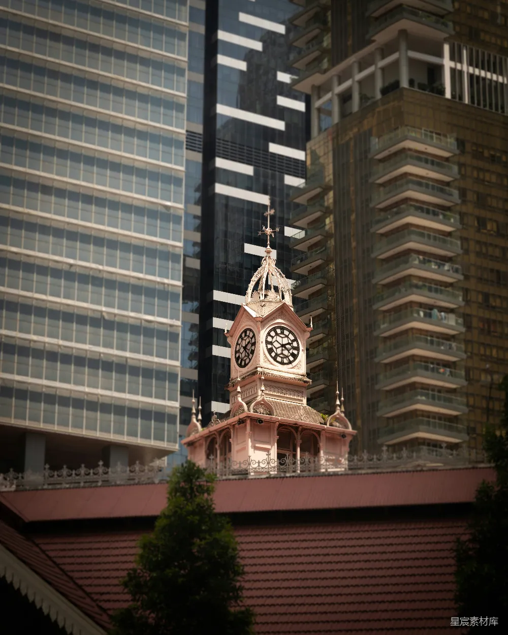 高清摄影  一座钟楼位于城市中央