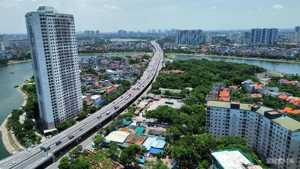 高清摄影  城市景观，有高楼大厦和高速公路桥