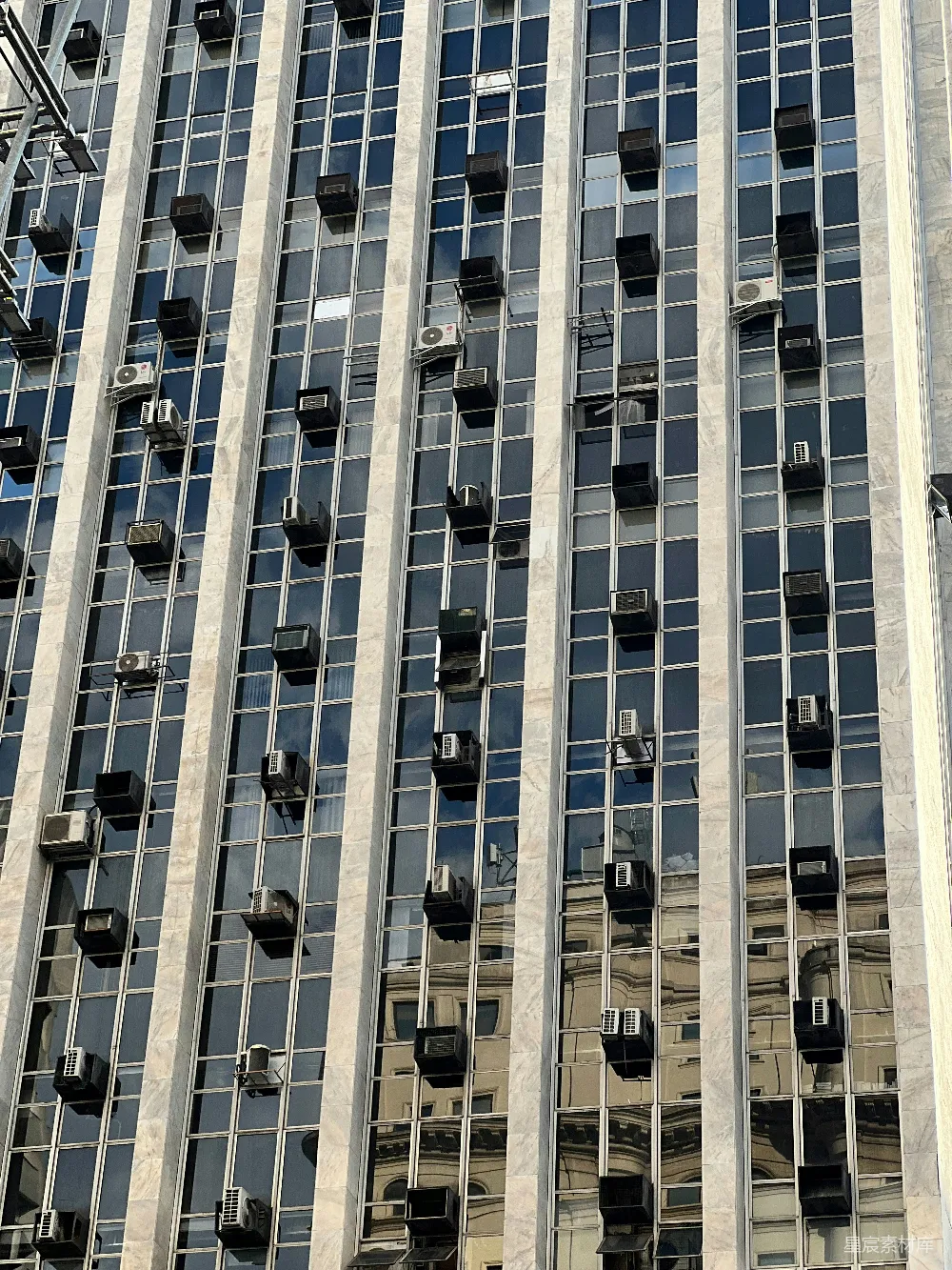 高清摄影  现代建筑立面装有许多空调设备。