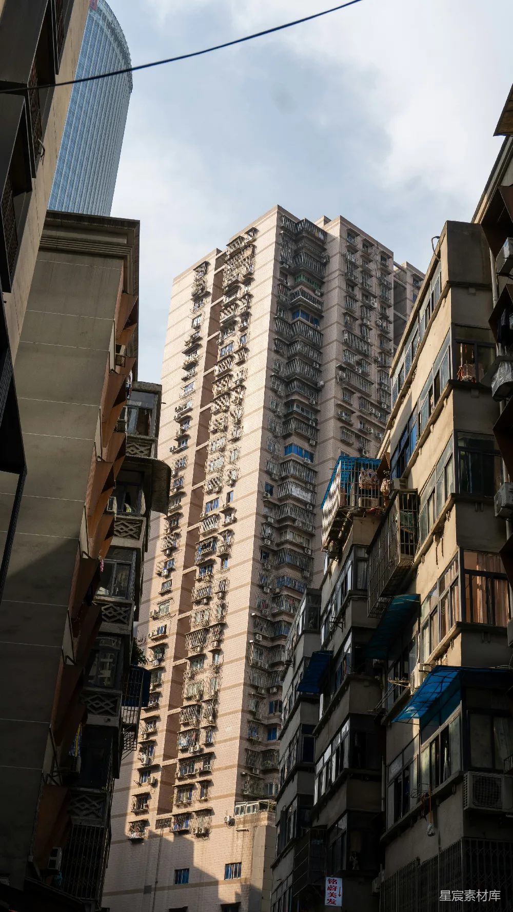 高清摄影  狭窄城市街道上的高层公寓楼。