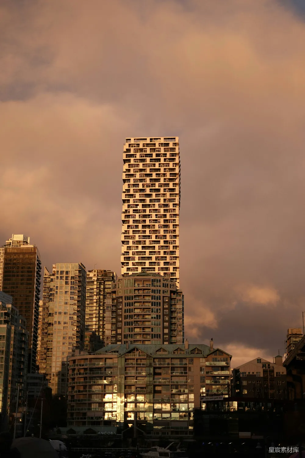 高清摄影 壁纸 现代摩天大楼在夕阳下，背景是充满戏剧性的云层。