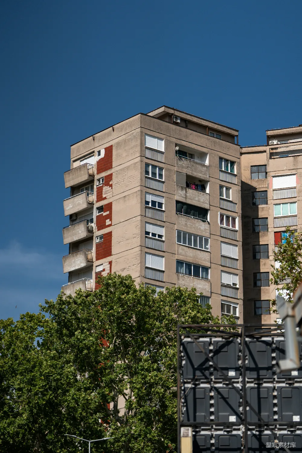 高清摄影  混凝土公寓楼，蓝天下的阳台。