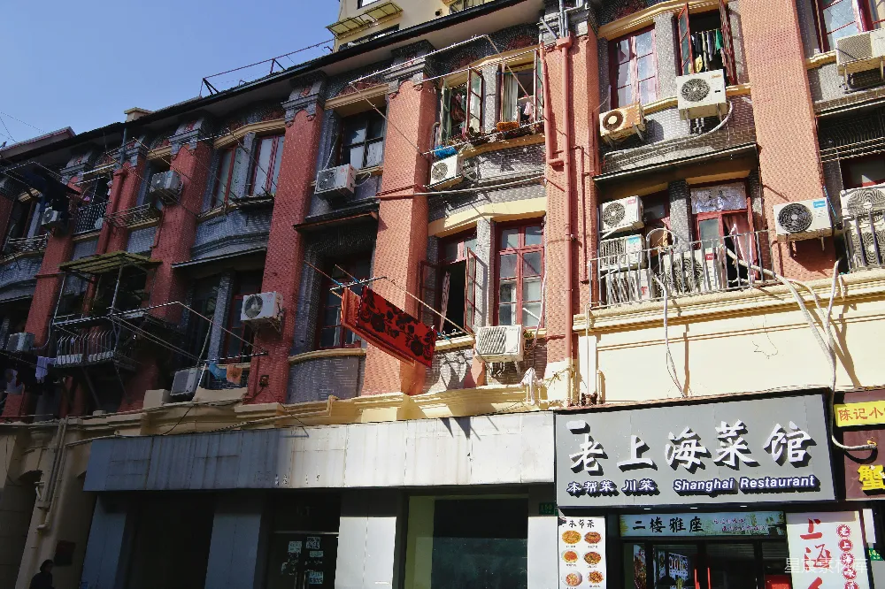 高清摄影  有许多空调和标志的老建筑。