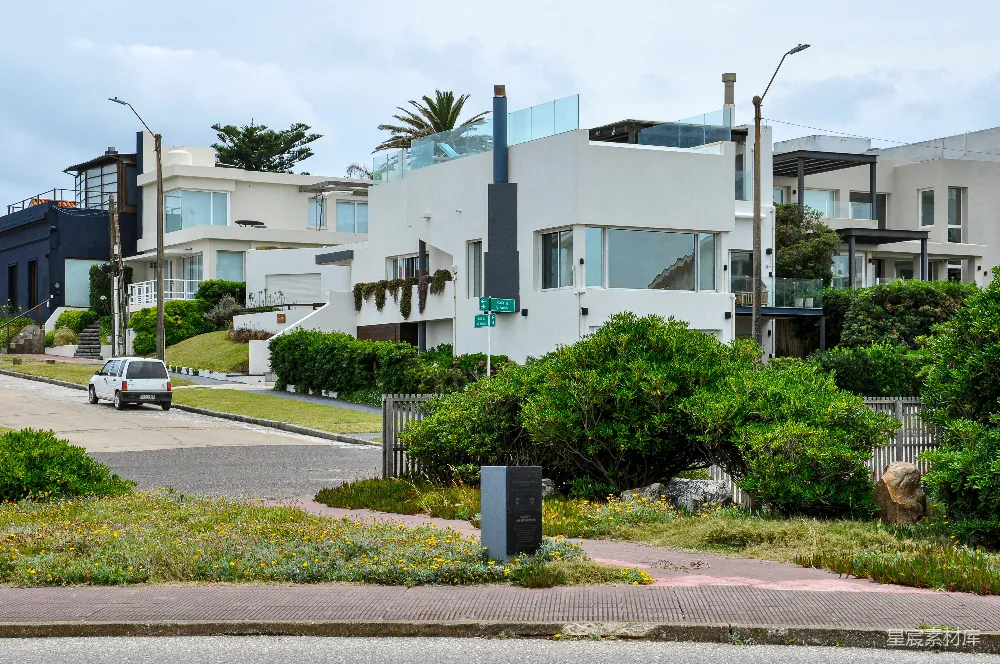 高清摄影  沿海公路旁的现代化白色房屋