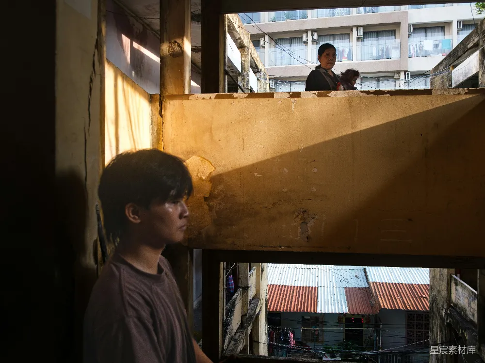 高清摄影  一个人从窗口向外看，另一个人站在上面。