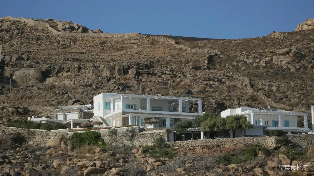 高清摄影  建在岩石山坡上的现代白色别墅。