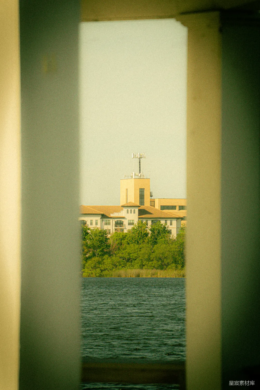 高清摄影  依水而建，树木环绕，天空如画