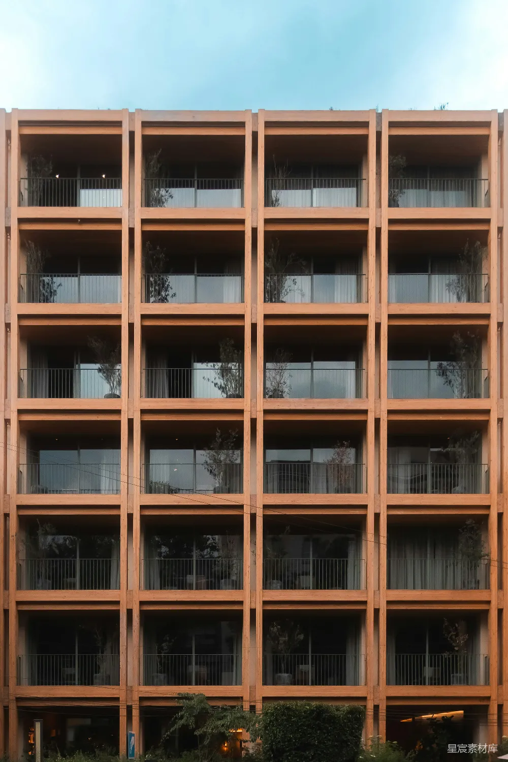 高清摄影  现代建筑外立面，带有重复的木质阳台。