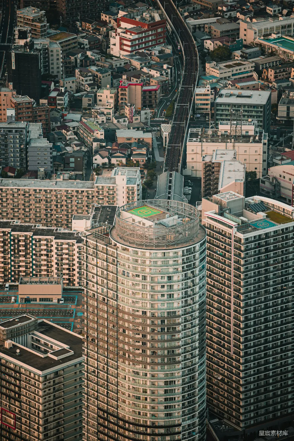 高清摄影  俯瞰图中，现代建筑密集的城市景观。