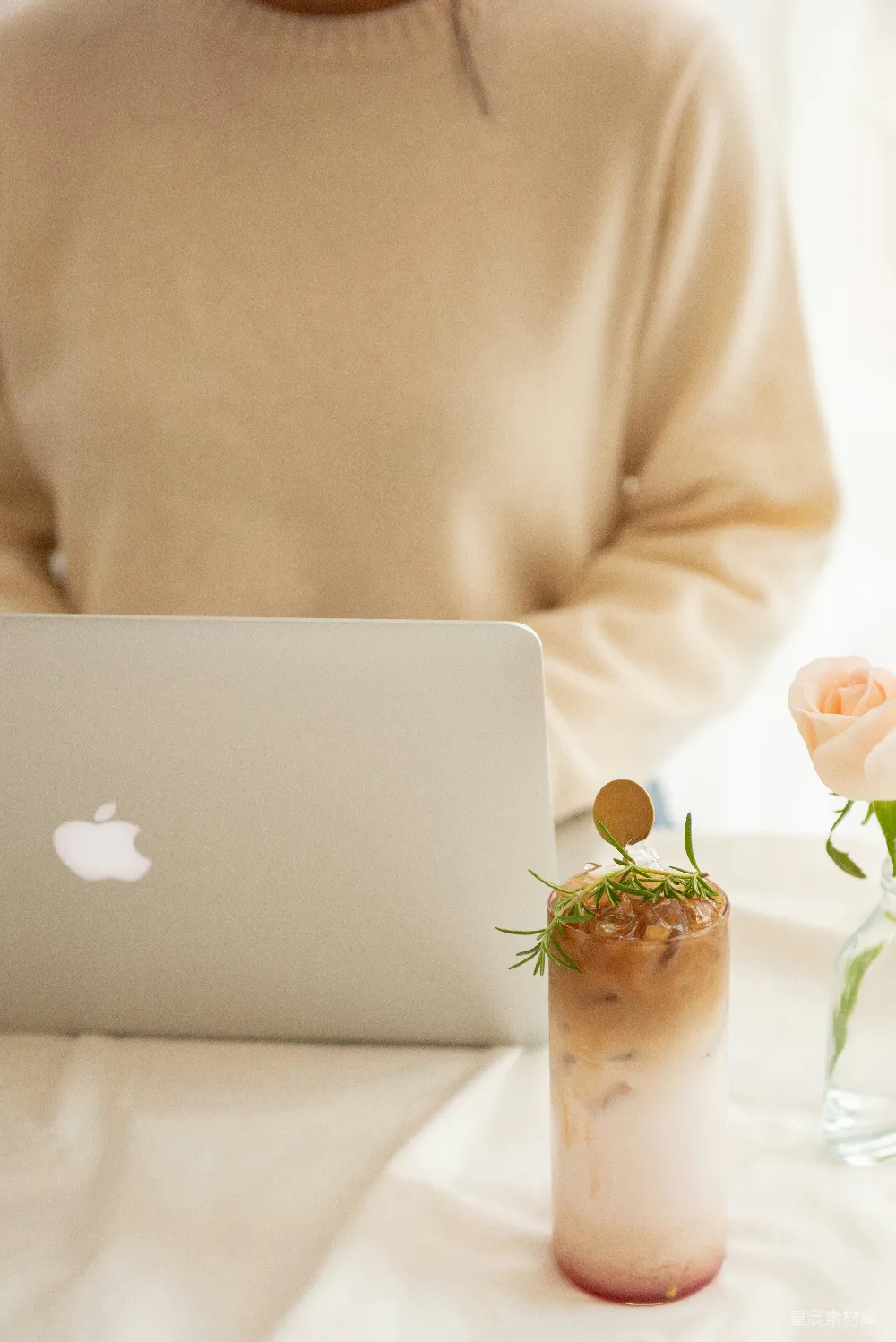 高清摄影  白玫瑰在白色MacBook上