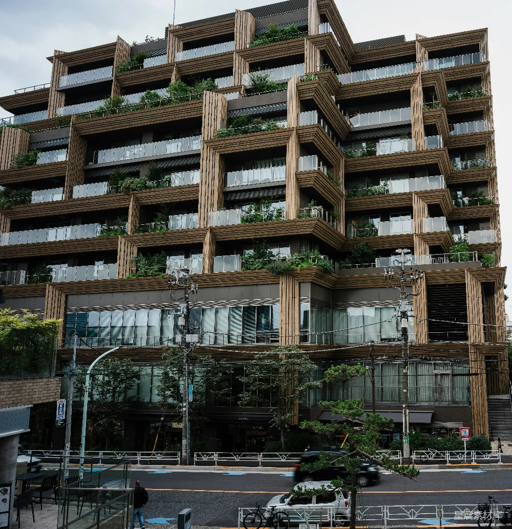 高清摄影  现代化的分层建筑，带有木质外墙和集成的绿化。