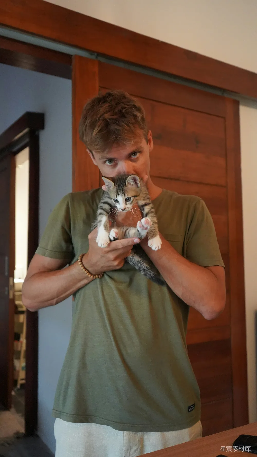 高清摄影  一个男人抱着一只可爱的猫。