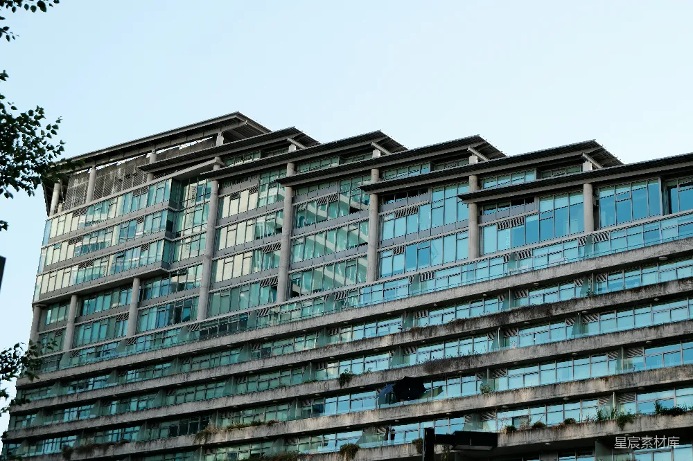 高清摄影  现代建筑，有许多反光窗户