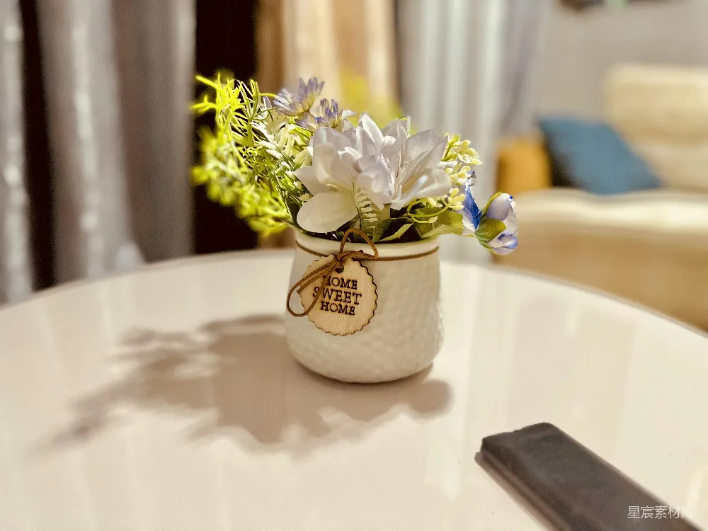 高清摄影  小花瓶放在白色桌子上。