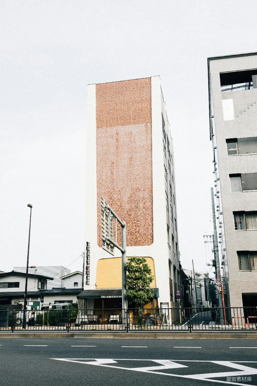 高清摄影  现代建筑，砖砌外墙，位于城市街道上