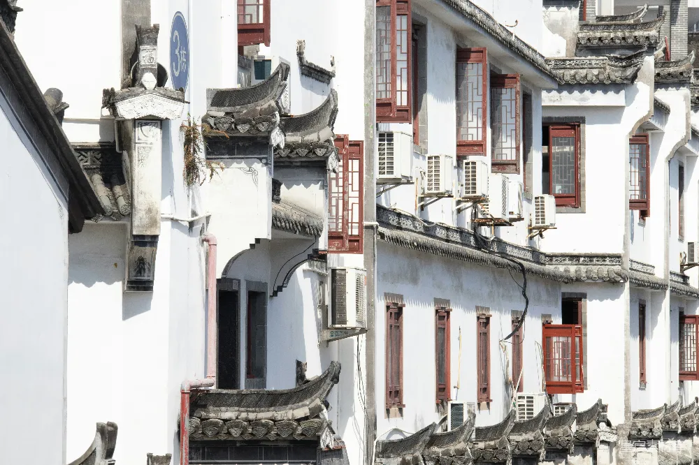 高清摄影  传统的白色建筑，带有红色的窗户和瓦屋顶。