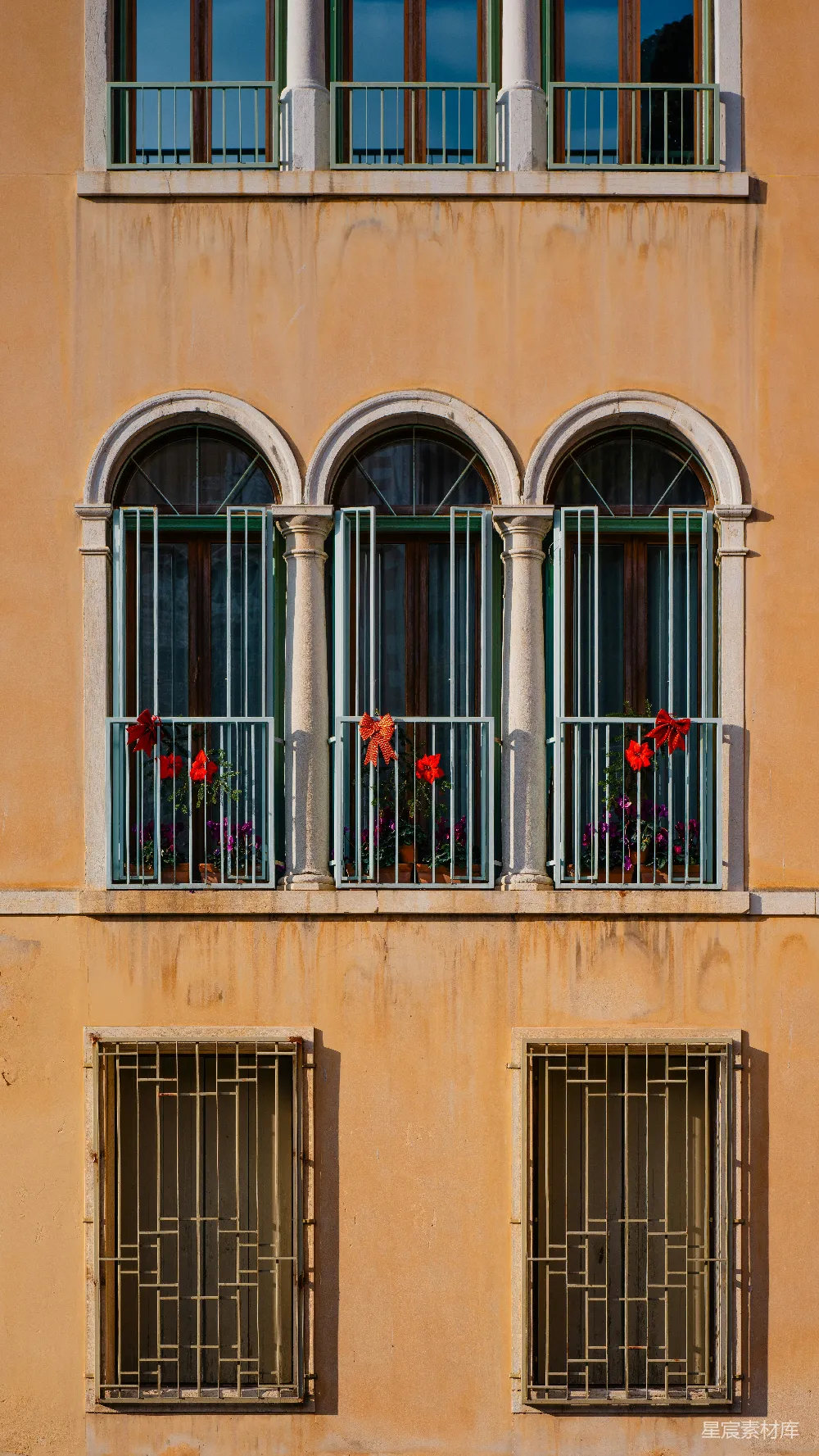 高清摄影 旅行 壁纸 带有拱形窗户和花卉的建筑立面
