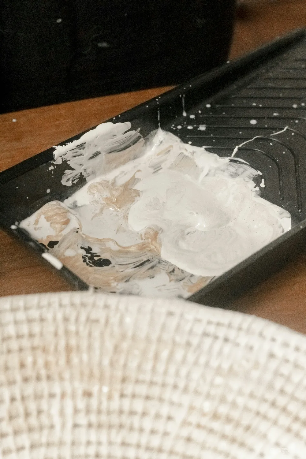 高清摄影  一张桌子，上面放着一个黑色托盘，托盘上有白色油漆。