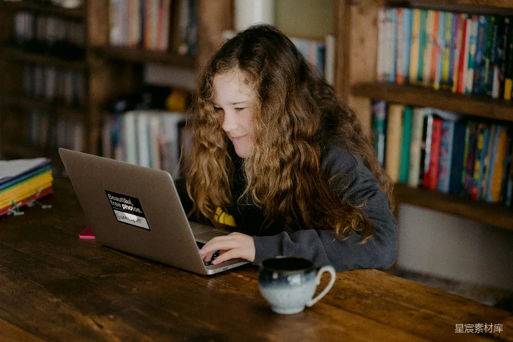 高清摄影  穿着黑色夹克的女士在使用MacBook Pro。