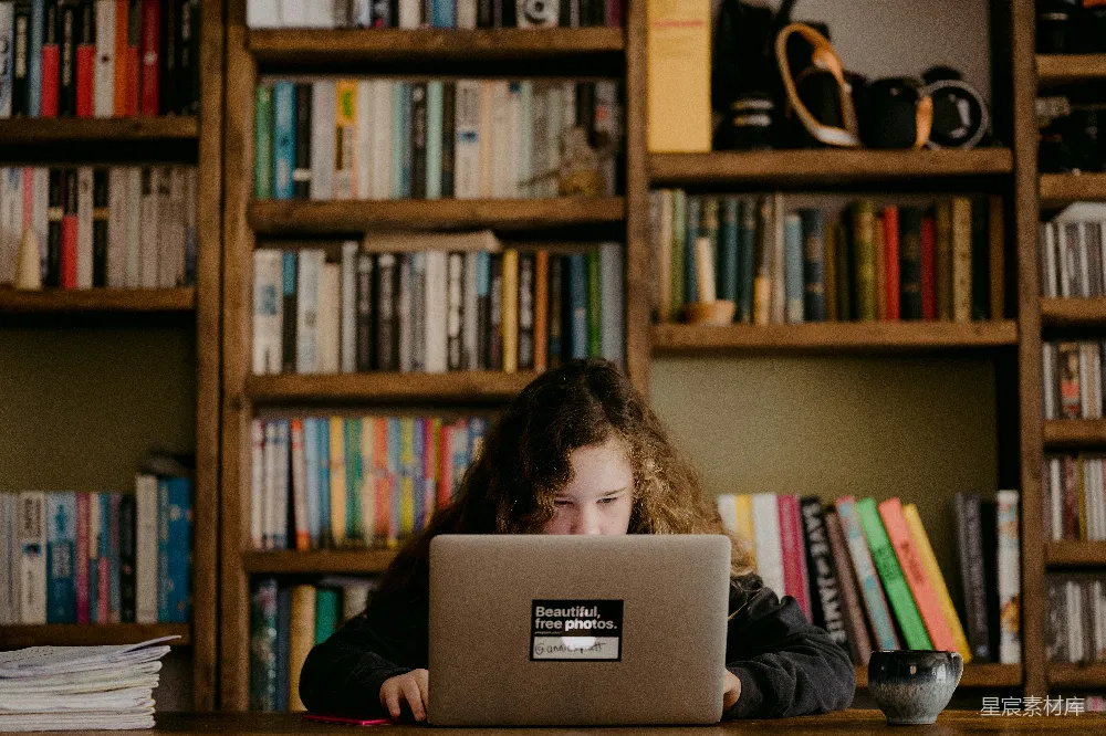 高清摄影  穿着黑色长袖衬衫的女人使用着MacBook。