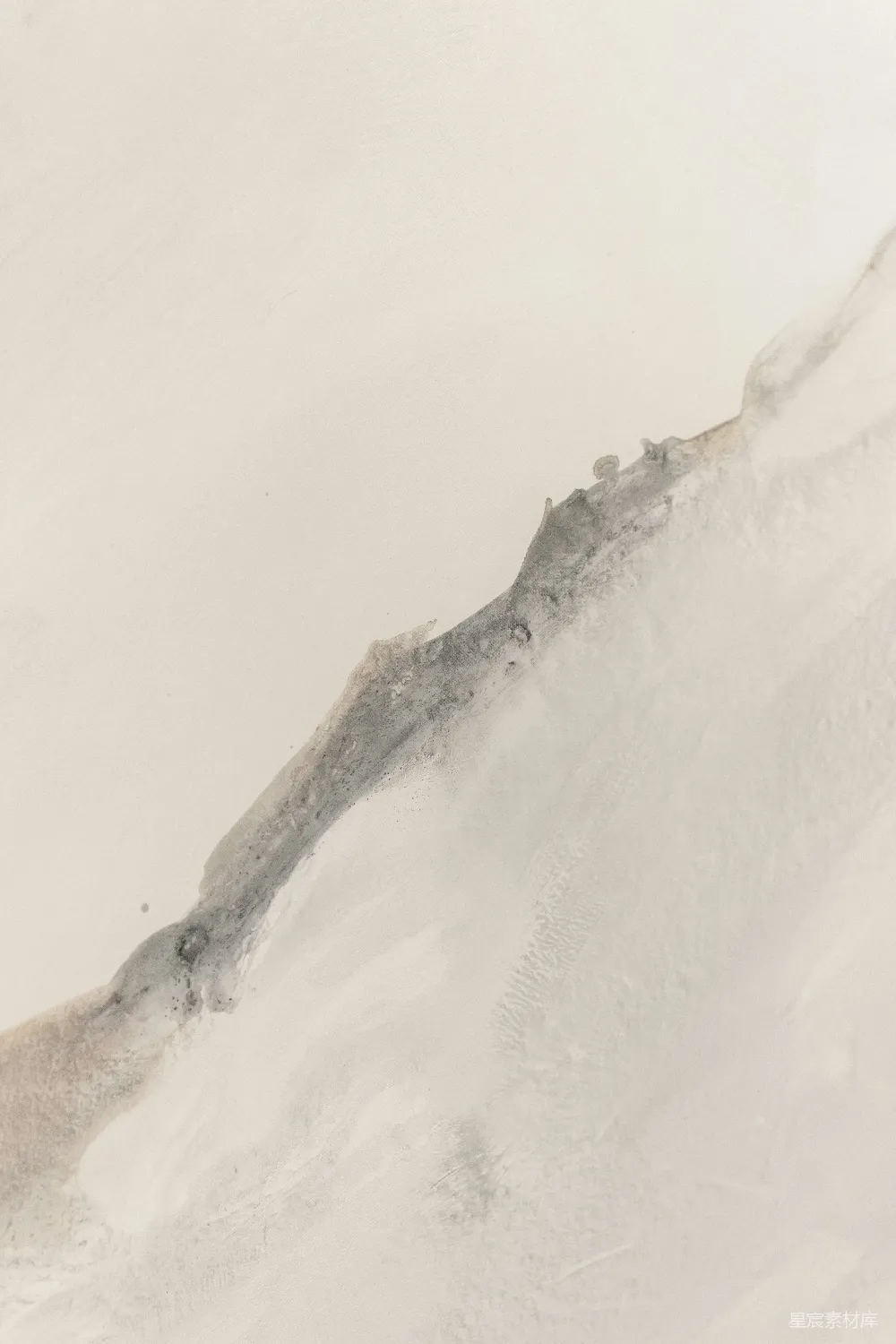 高清摄影  一个男人在雪覆盖的斜坡上滑雪板。